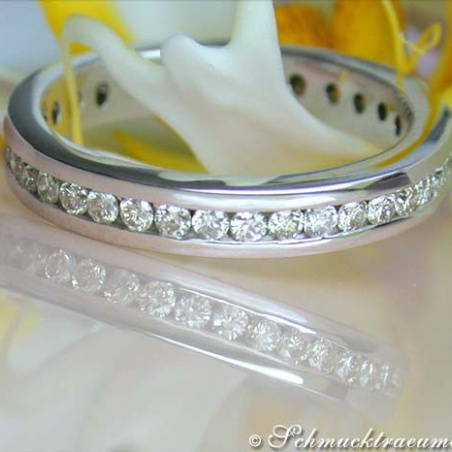 Pretty Diamond Eternity Ring in White gold 18k