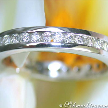 Pretty Diamond Eternity Ring in White gold 18k