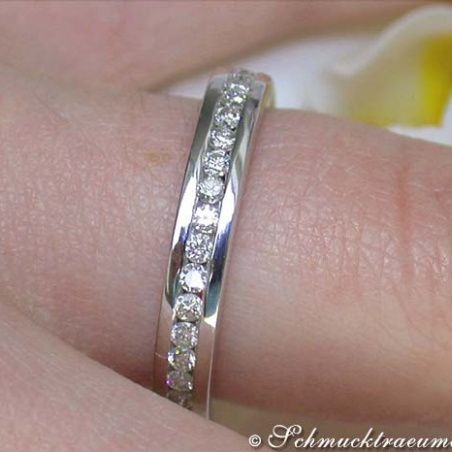 Pretty Diamond Eternity Ring in White gold 18k