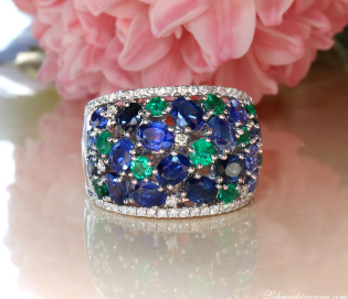 Fabelhafter Saphir Ring mit Smaragden und Brillanten