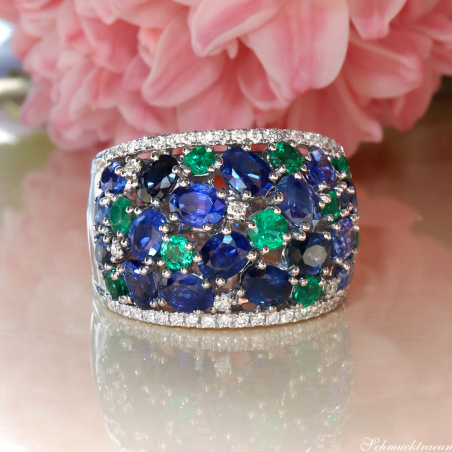 Fabelhafter Saphir Ring mit Smaragden und Brillanten