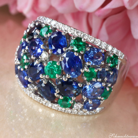 Fabelhafter Saphir Ring mit Smaragden und Brillanten