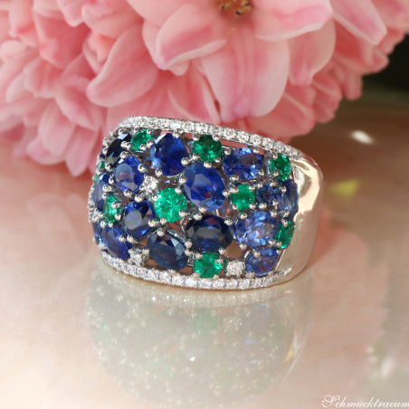 Fabelhafter Saphir Ring mit Smaragden und Brillanten