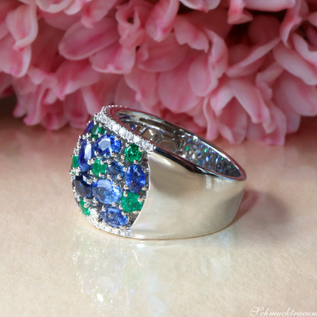 Fabelhafter Saphir Ring mit Smaragden und Brillanten