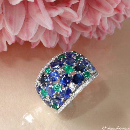 Fabelhafter Saphir Ring mit Smaragden und Brillanten