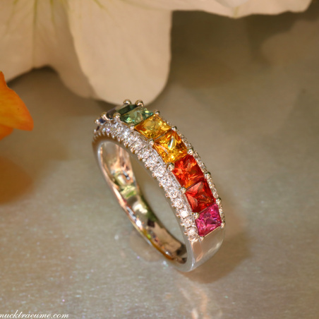 Bildschöner Bandring mit Regenbogen Saphiren & Brillanten