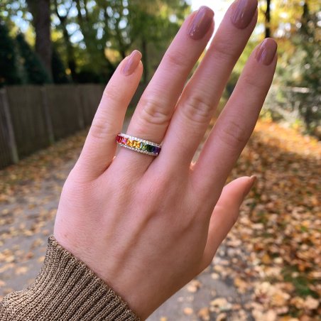 Bildschöner Bandring mit Regenbogen Saphiren & Brillanten