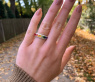 Bildschöner Bandring mit Regenbogen Saphiren & Brillanten