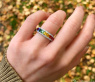 Bildschöner Bandring mit Regenbogen Saphiren & Brillanten