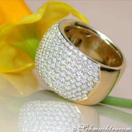 Stately Diamond Ring in Yellow gold 18k