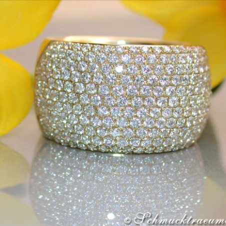 Stately Diamond Ring in Yellow gold 18k