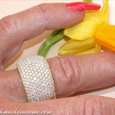 Stately Diamond Ring in Yellow gold 18k