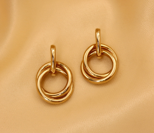 Gold Pur: Verschlungene Ohrringe in Gelbgold 585