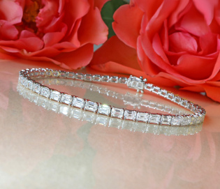 Exquisites Tennis Armband mit Diamanten im Smaragdschliff