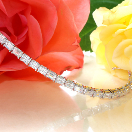 Exquisites Tennis Armband mit Diamanten im Smaragdschliff