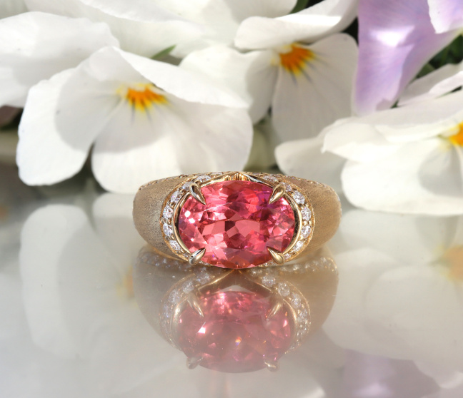 Sensationeller Rosa Turmalin Brillanten Ring "Surprise" Sensationeller Rosa Turmalin Brillanten Ring "Surprise"