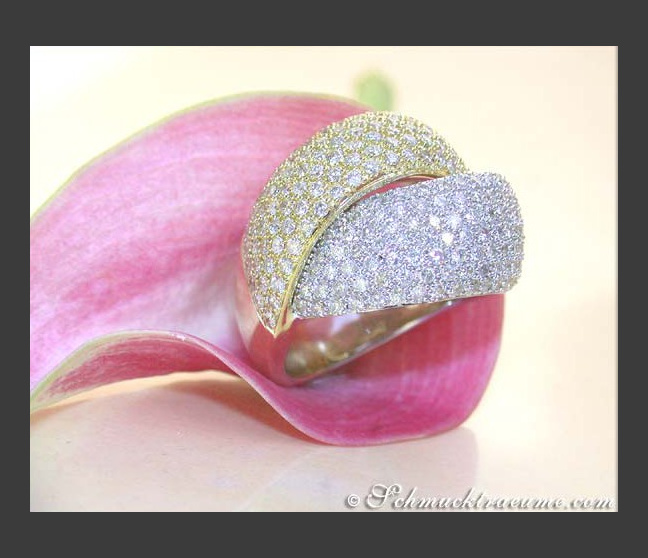 Top-class Diamond Ring in White & Yellow Gold Top-class Diamond Ring in White & Yellow Gold