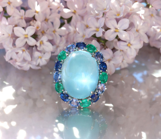 Sensationaller Milky Aquamarin Ring mit Saphiren und Smaragden