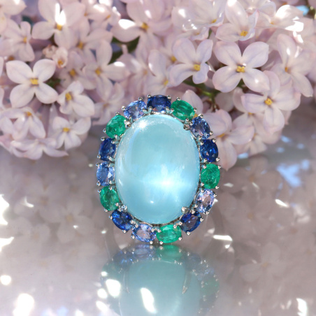Sensationaller Milky Aquamarin Ring mit Saphiren und Smaragden