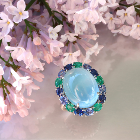 Sensationaller Milky Aquamarin Ring mit Saphiren und Smaragden