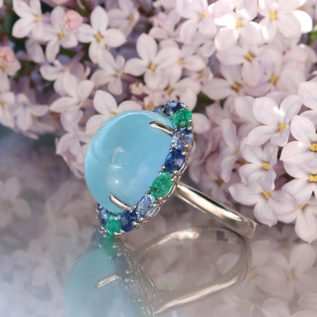 Sensationaller Milky Aquamarin Ring mit Saphiren und Smaragden