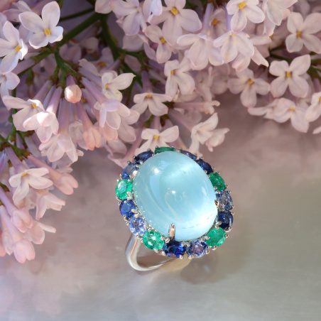 Sensationaller Milky Aquamarin Ring mit Saphiren und Smaragden