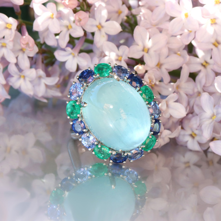 Sensationaller Milky Aquamarin Ring mit Saphiren und Smaragden