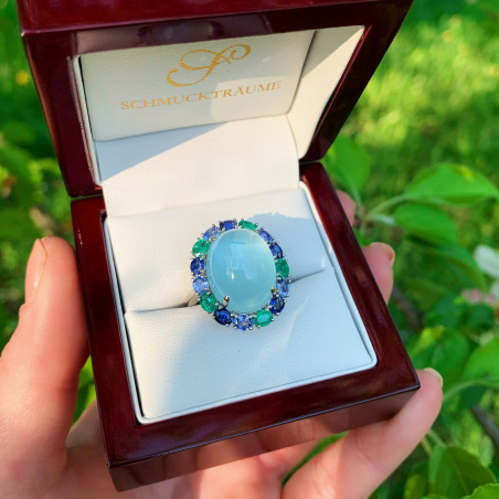 Sensationaller Milky Aquamarin Ring mit Saphiren und Smaragden