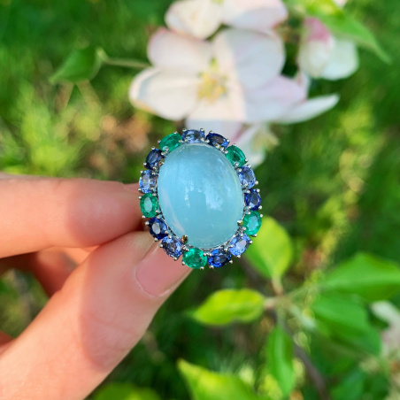 Sensationaller Milky Aquamarin Ring mit Saphiren und Smaragden