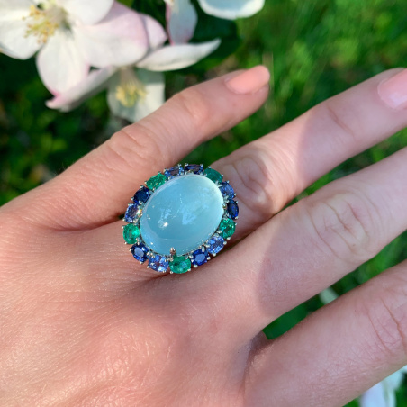 Sensationaller Milky Aquamarin Ring mit Saphiren und Smaragden