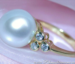 Timeless South Sea Pearl Ring with Diamonds in Yellow gold 14k