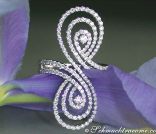 Pretty Diamond Ring in an Unique Design