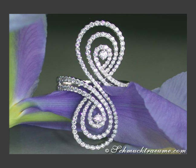 Pretty Diamond Ring in an Unique Design Pretty Diamond Ring in an Unique Design