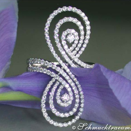 Pretty Diamond Ring in an Unique Design