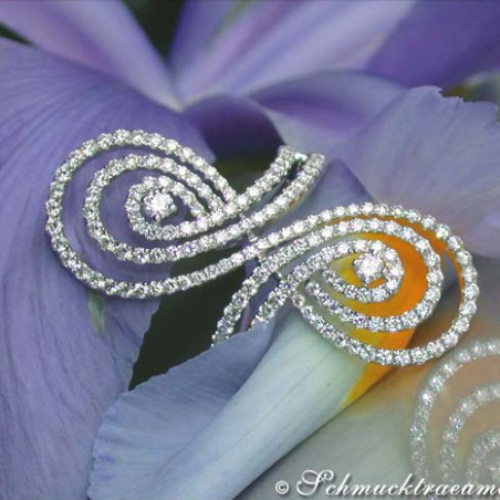 Pretty Diamond Ring in an Unique Design