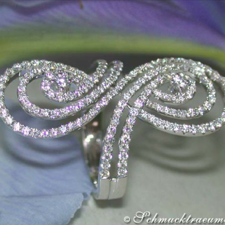 Pretty Diamond Ring in an Unique Design