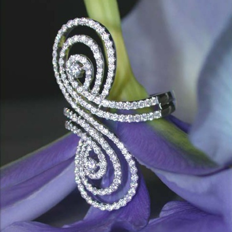 Pretty Diamond Ring in an Unique Design
