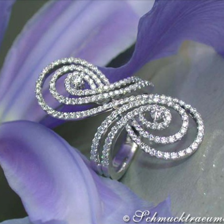Pretty Diamond Ring in an Unique Design