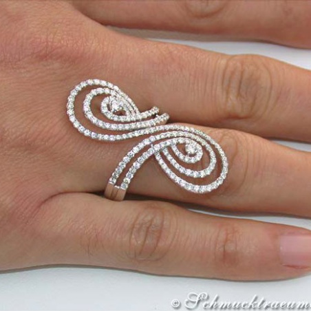Pretty Diamond Ring in an Unique Design