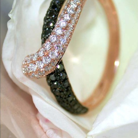 Beautiful Black & White Diamond Ring in Rose gold 14k