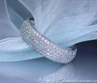 Attractive Diamond Eternity Ring in White gold 18k