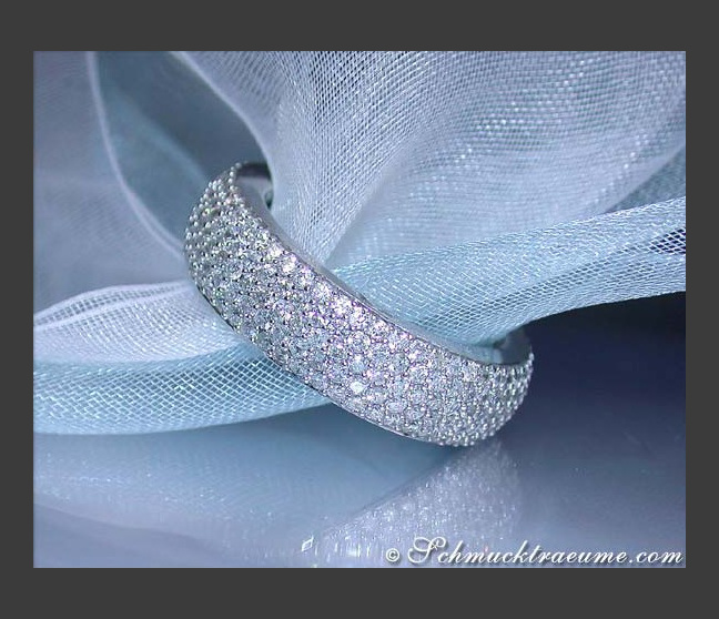 Attractive Diamond Eternity Ring in White gold 18k Attractive Diamond Eternity Ring in White gold 18k