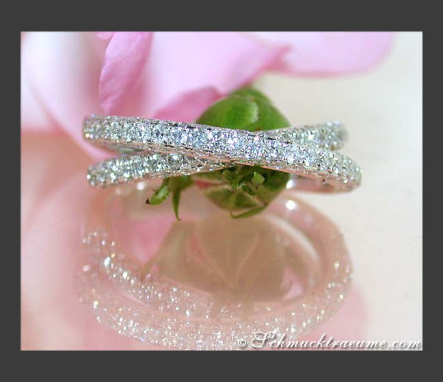 Beautiful Crossover Diamond Ring