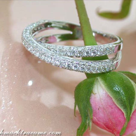 Beautiful Crossover Diamond Ring