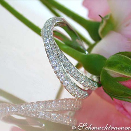 Beautiful Crossover Diamond Ring