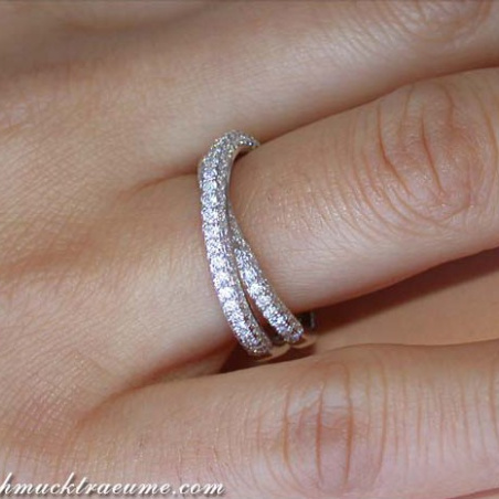 Beautiful Crossover Diamond Ring