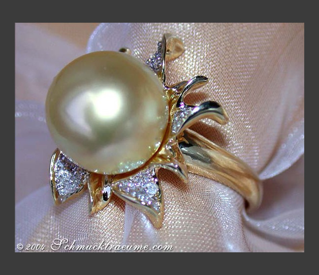 Pretty Golden Southsea Pearl Diamond Ring (Blossom Design) Pretty Golden Southsea Pearl Diamond Ring (Blossom Design)