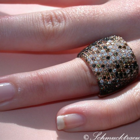 Stattlicher Ring mit schwarzen Diamanten, naturbraunen & weißen Brillanten
