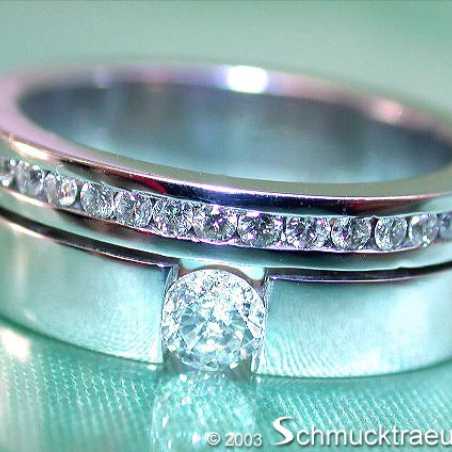 Attractive Diamond Solitaire Ring