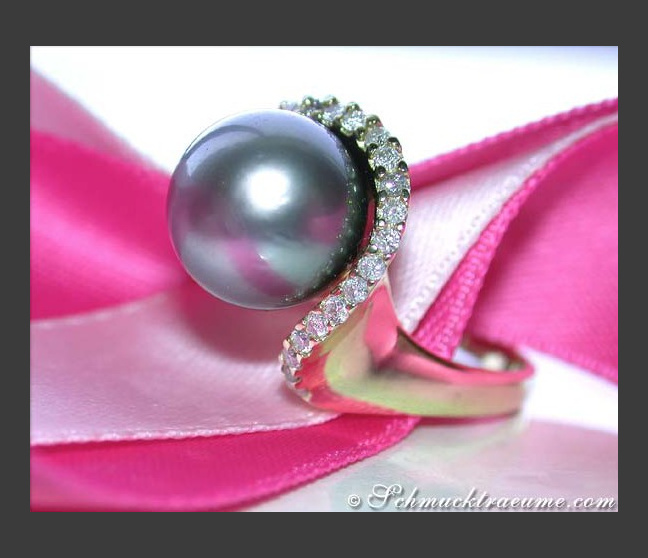 Precious Tahitian Pearl Ring with Diamond Collar in Yellow Gold Precious Tahitian Pearl Ring with Diamond Collar in Yellow Gold